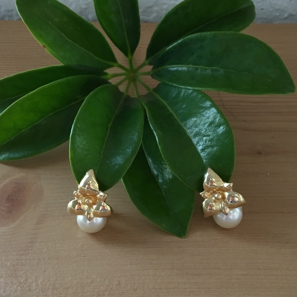 Vintage Gold Tone Orchid and Pearl Clip On Earring​